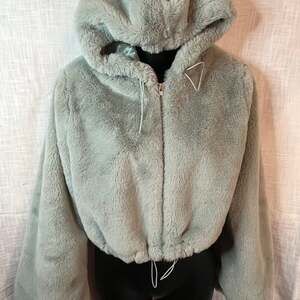 Forever 21 Crooped Faux fur light green hooded zip up jacket size Medium